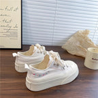 Damen Sneakers mit verspielten Applikationen und elastischer Sohle