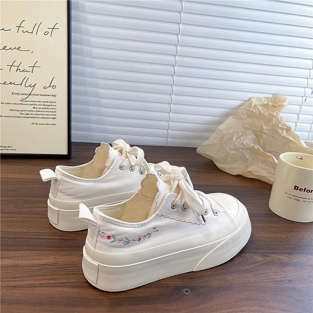 Damen Sneakers mit verspielten Applikationen und elastischer Sohle