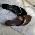Damen elegante Zehentrenner Sandalen mit modischen Metallic-Details