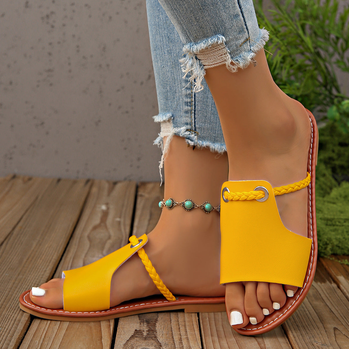 Damen Flache Sandalen mit geflochtenem Riemen und glänzender Oberfläche
