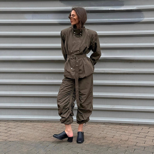 Damen modische Utility-Jacke mit Taillengürtel und trendy Knopfdetails R&B