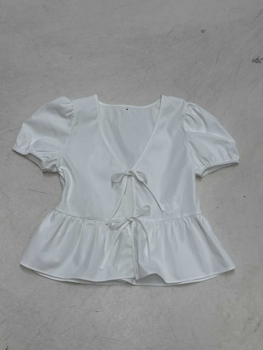 Damen Wickeloberteil mit Puffärmeln und femininem Peplum-Saum R&B