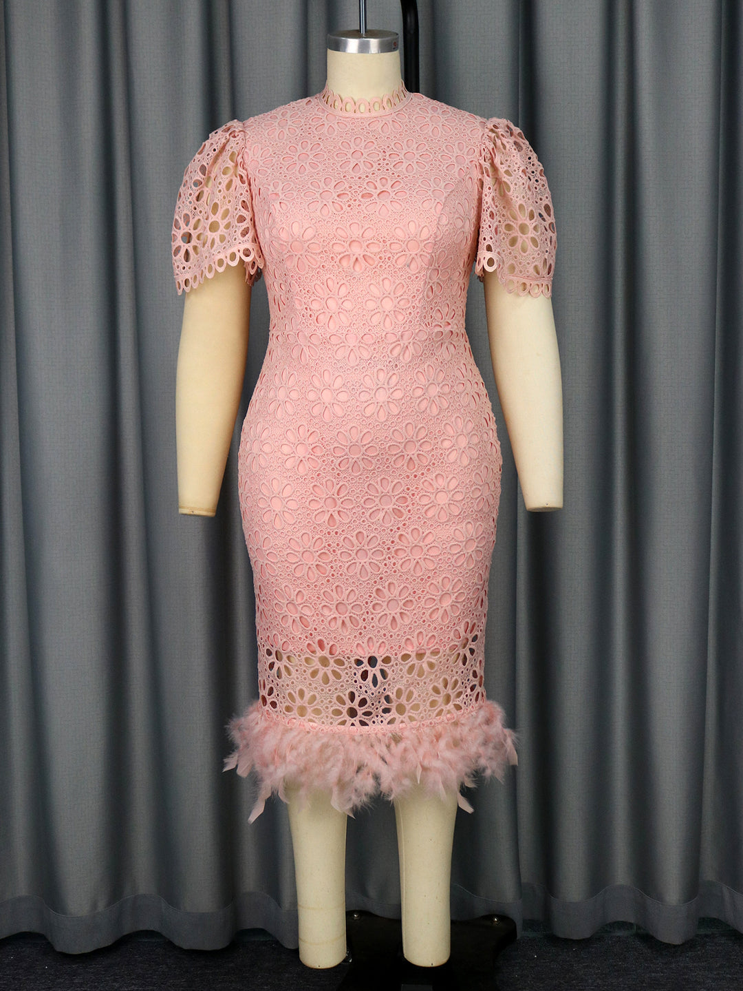 Damen Elegantes Kleid mit floralen Spitzenakzenten und Federdetails R&B