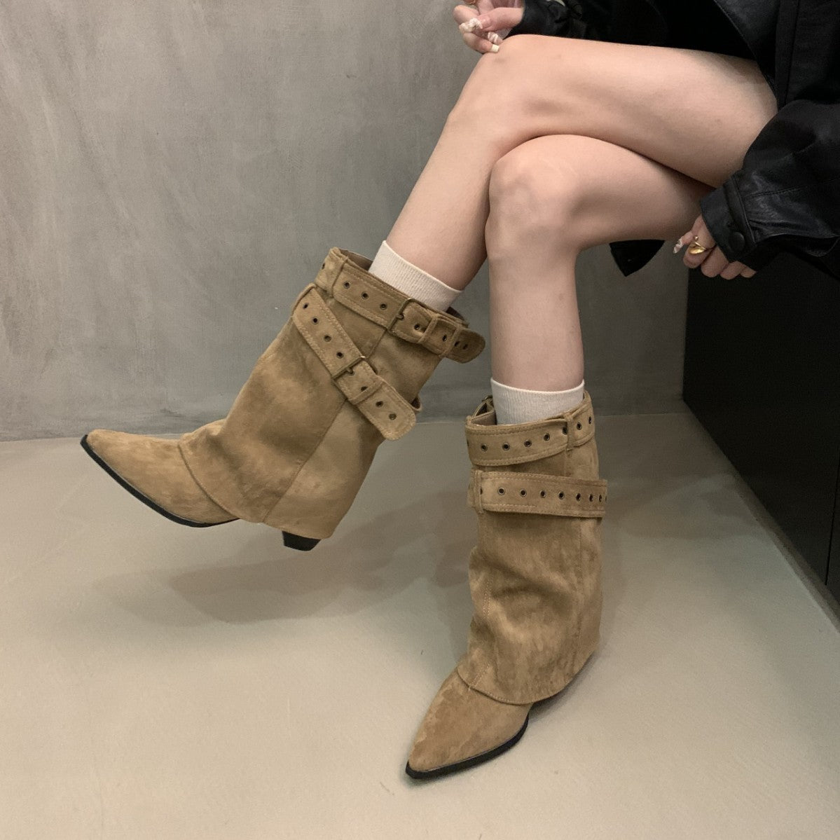 Damen Stiefel mit modischer Schnallenverzierung und schickem Cut-Out R&B