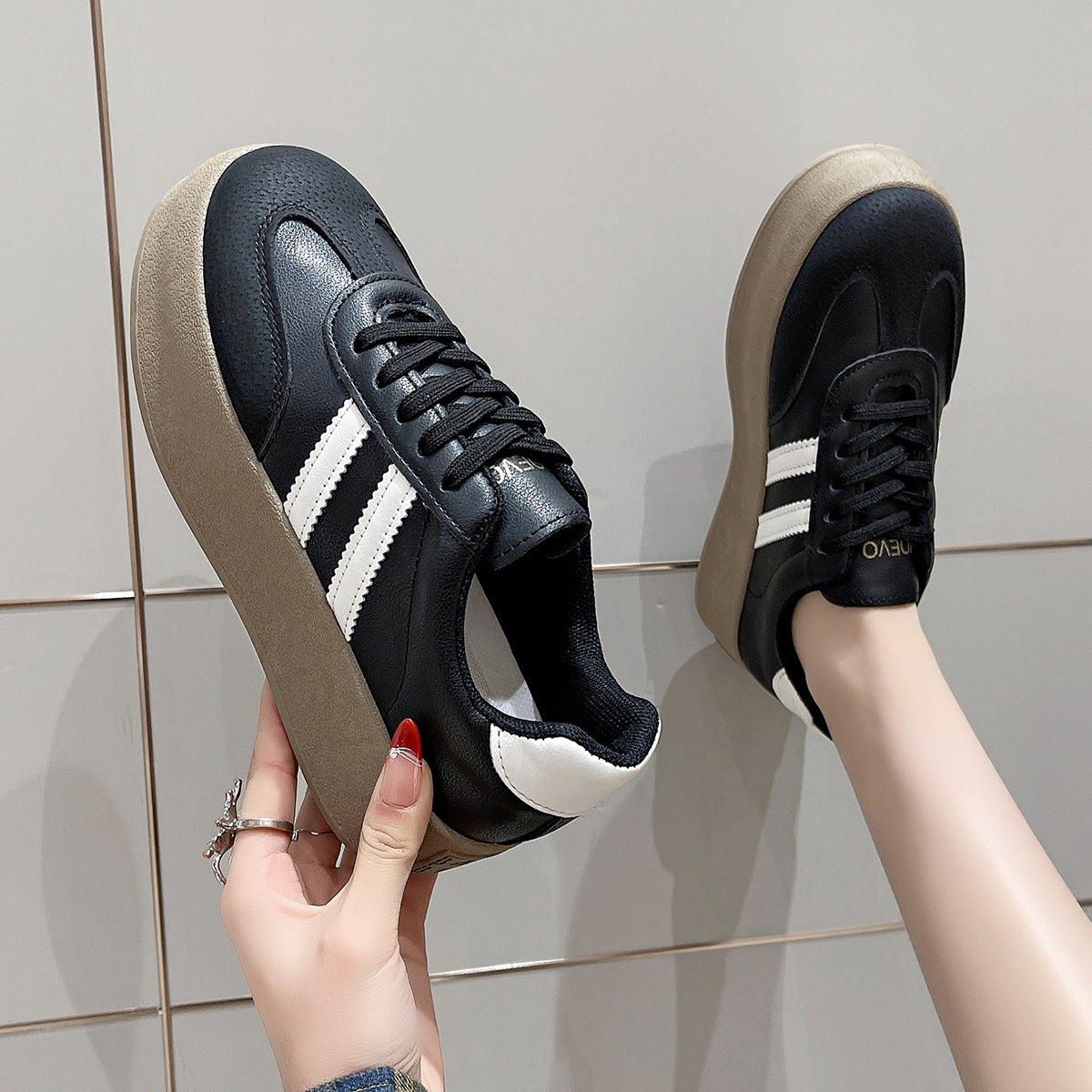 Damen Plattform Sneakers mit modischem Obermaterial und verstärkter Dämpfung R&B