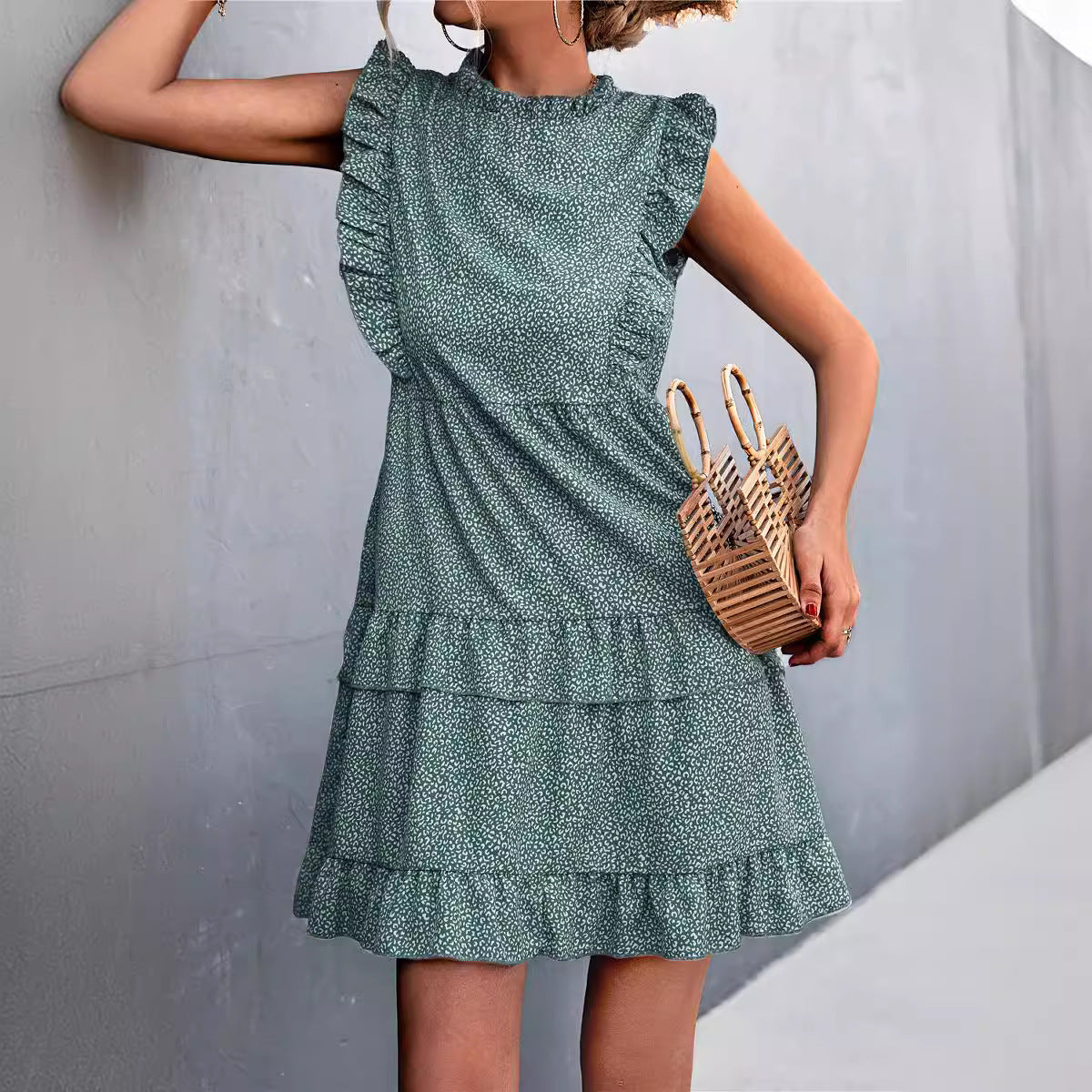 Damen luftiges Sommerkleid mit voluminösen Rüschensäumen und femininer Silhouette R&B