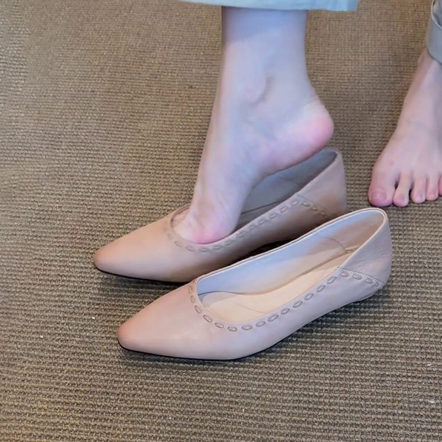 Damen elegante Ballerinas mit hochwertiger Lederoberfläche und modischem Lochmuster