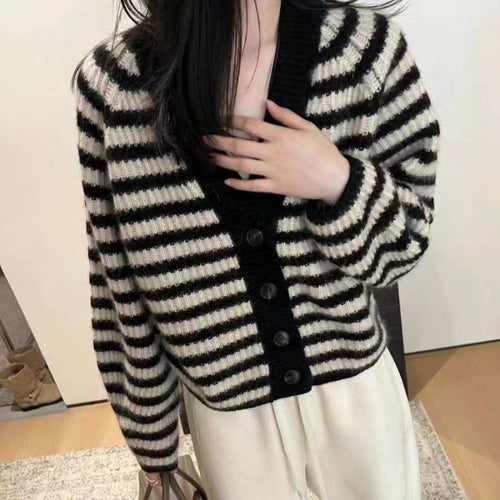 Damen gestreifte Strickjacke mit weitem Schnitt und Knopfdetails R&B
