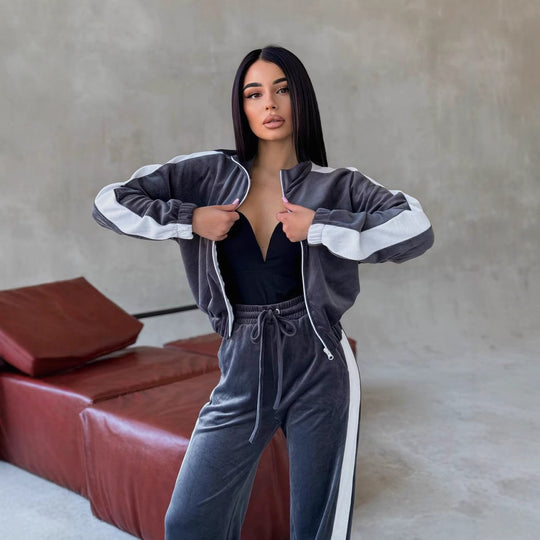 Damen Sportanzug mit elegantem Fleece-Design und stylischen Kontraststreifen R&B