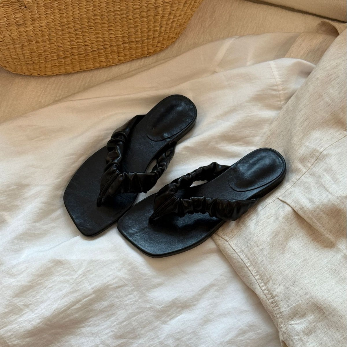 Damen Elegante Flip-Flops mit rüschendetails aus hochwertigem Leder R&B