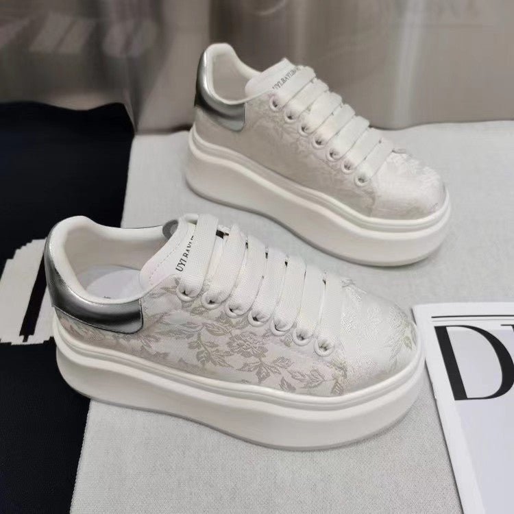 Damen Sneakers mit elegantem floralem Design und dicker Laufsohle