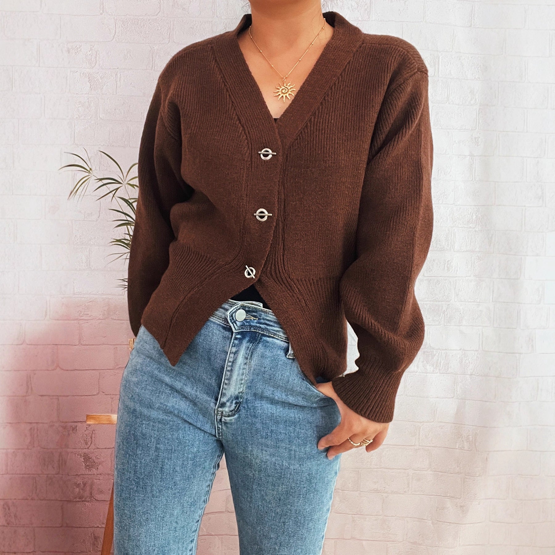 Damen leichte Strickjacke mit tiefem V-Ausschnitt und dekorativen Knöpfen R&B