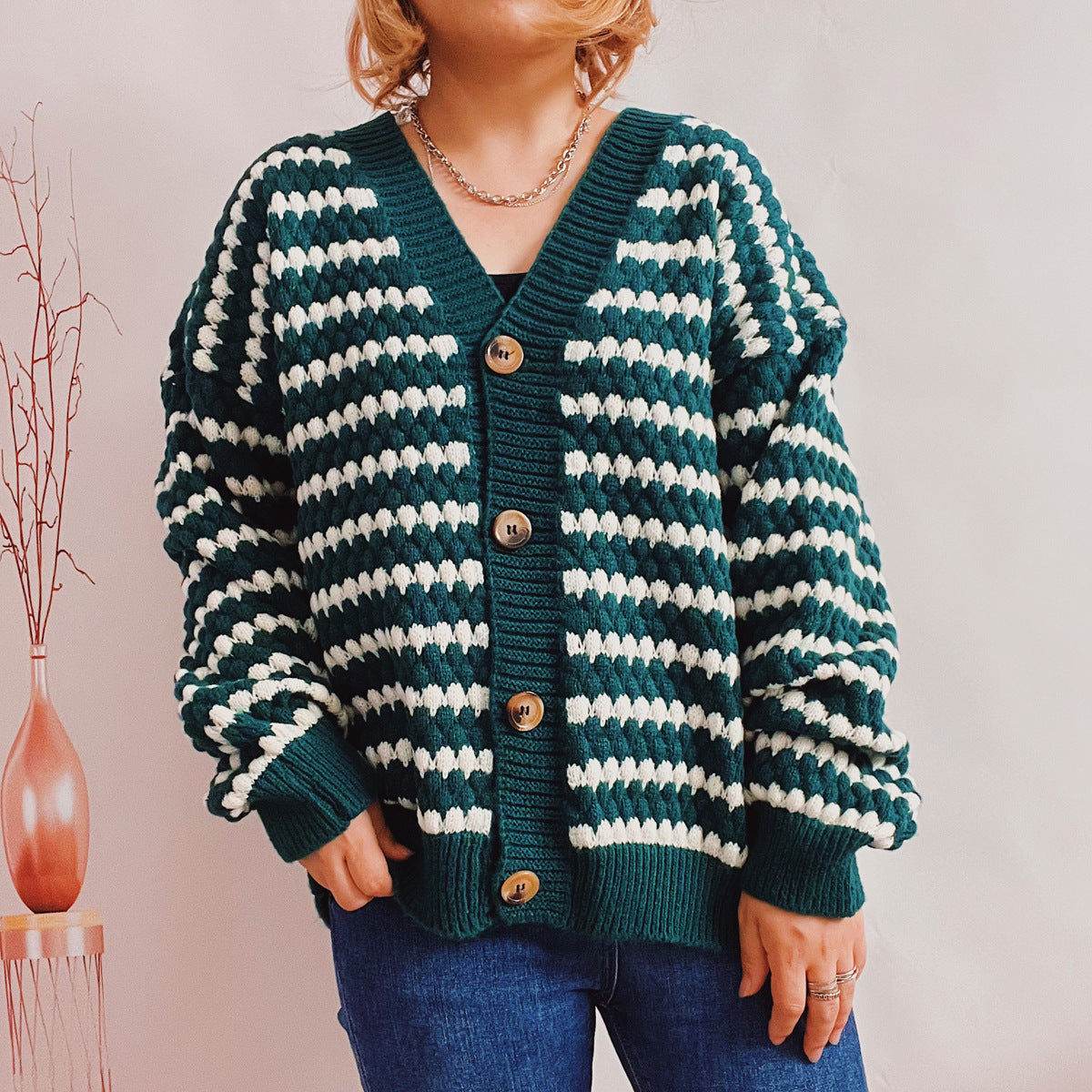 Damen Oversize Strickjacke im modischen Streifenlook mit Holzknopfdetails R&B