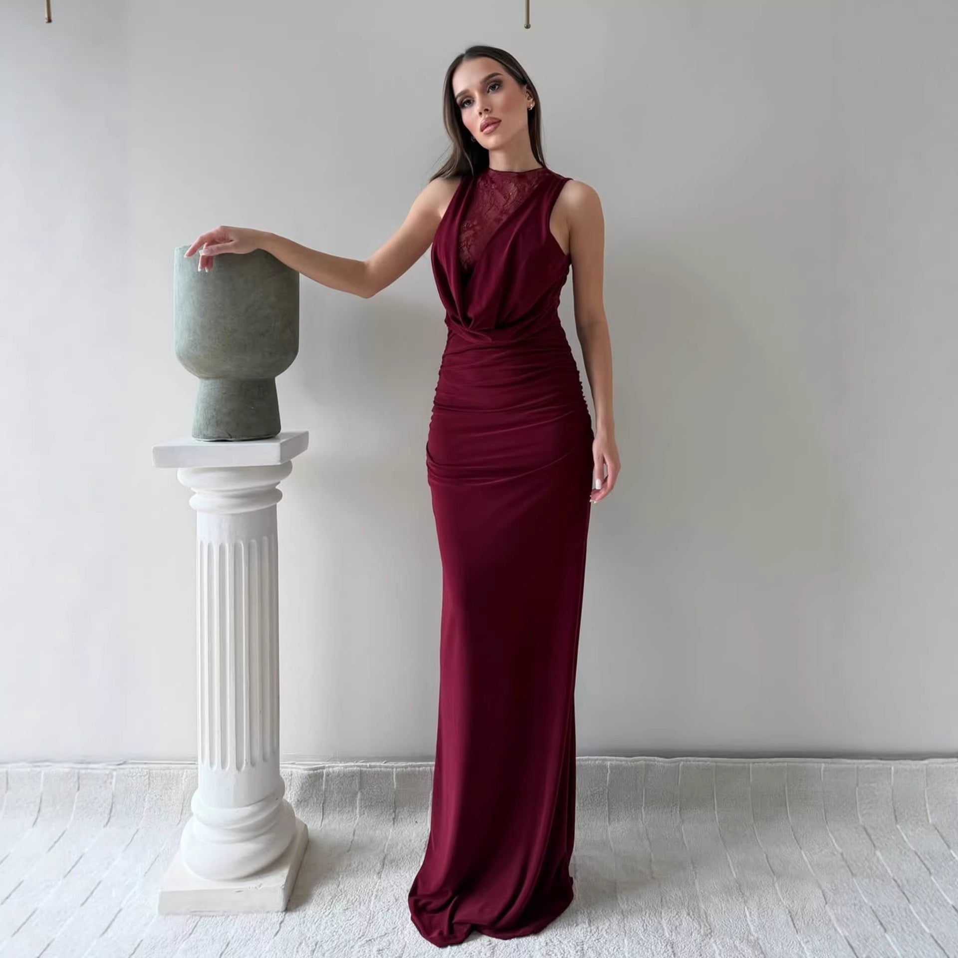 Damen Elegantes Maxikleid mit elegantem Neckholder-Design und raffinierter Spitzenlage R&B