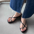 Damen Elegante Zehentrenner-Sandalen mit modischem Riemendesign und goldfarbenen Akzenten R&B