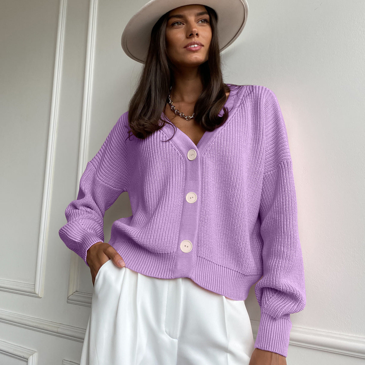 Damen kuschelige Strickjacke mit umschlagbaren Ärmeln und modischen Knopfdetails R&B