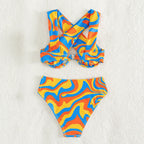 Damen Bikini-Set mit innovativem Racerback-Design und farbenfrohem Muster