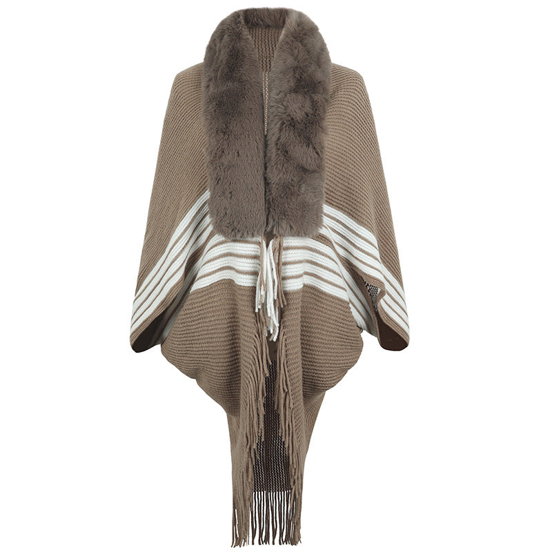 Damen eleganter Strickponcho mit kunstfellbesetztem Kragen und Fransen R&B