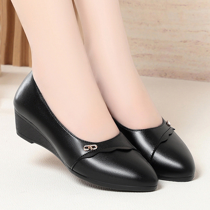 Damen Wedge Pumps mit elegantem Wellenmuster und modischem Schmuckdetail R&B
