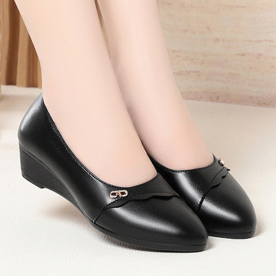 Damen Wedge Pumps mit elegantem Wellenmuster und modischem Schmuckdetail R&B