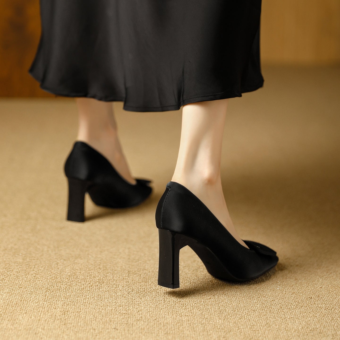 Damen elegante Pumps mit modischer Faltenapplikation und stabiler Absatzhöhe
