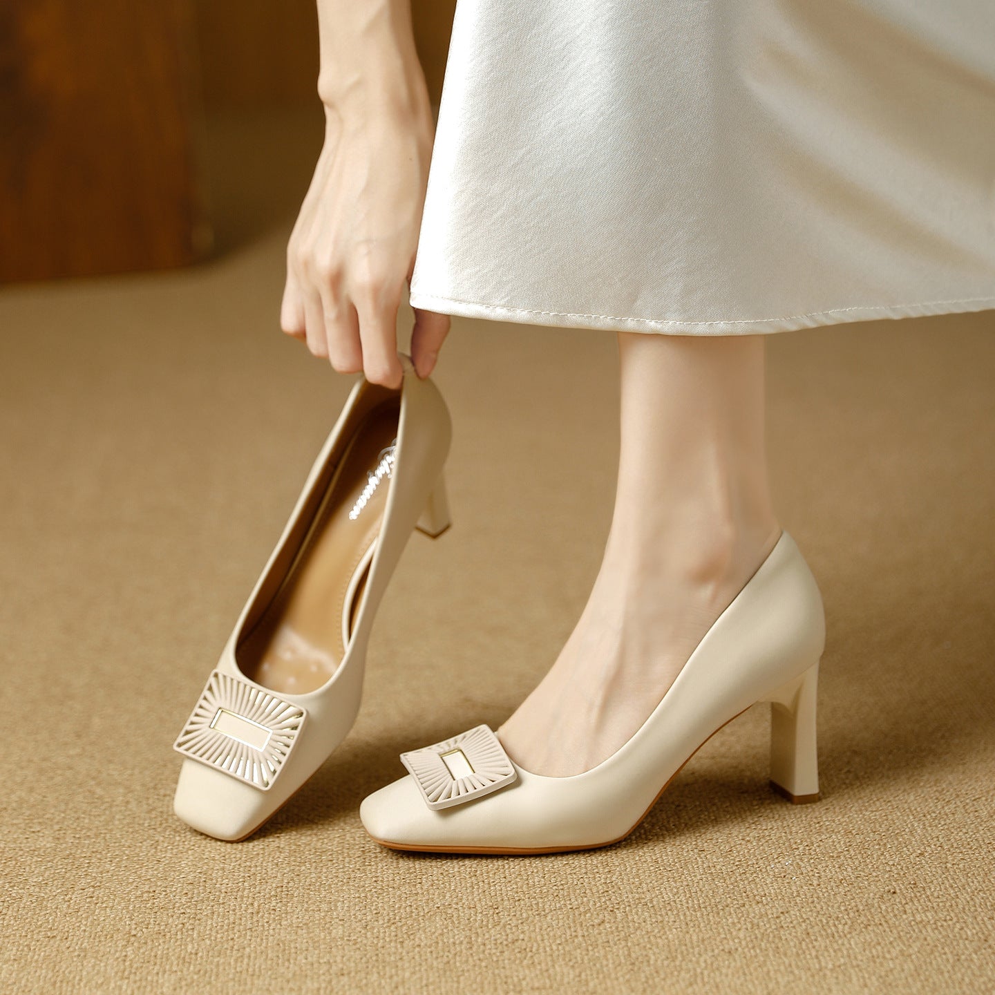 Damen elegante Pumps mit modischer Faltenapplikation und stabiler Absatzhöhe