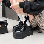 Damen Plateau-Sneaker mit eleganter Sohle und verspielten Schnürdetails R&B