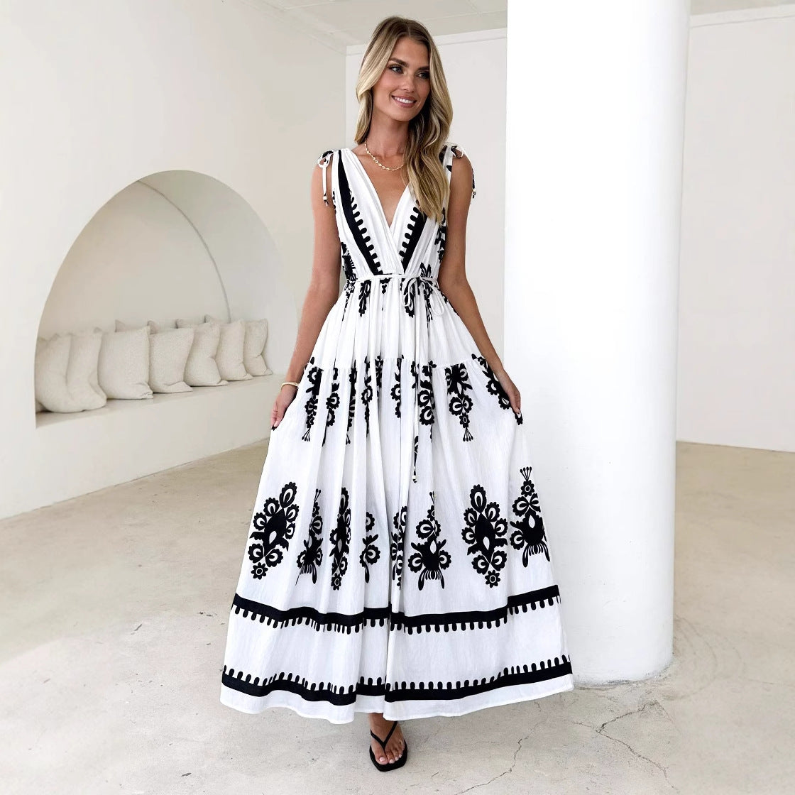 Damen Maxikleid mit kunstvollem geometrischen Muster und elegantem V-Ausschnitt R&B
