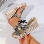 Damen Wedge-Sandalen mit funkelnden Schmetterlingsapplikationen und elegantem Kreppdesign R&B