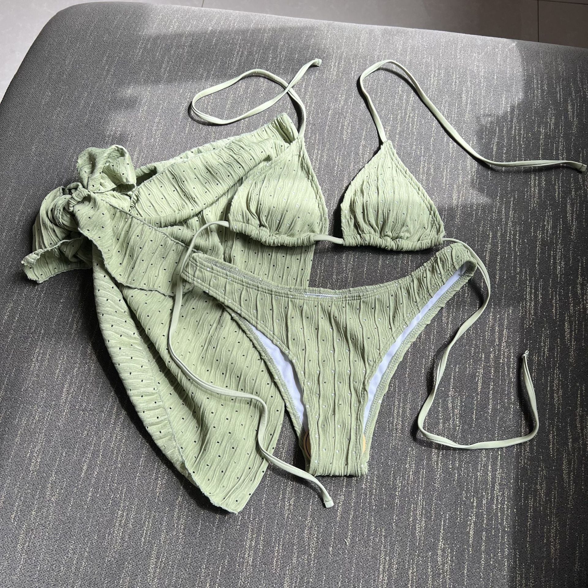 Damen Bikini-Set mit leicht glänzendem Design und verspieltem Wickelrock R&B