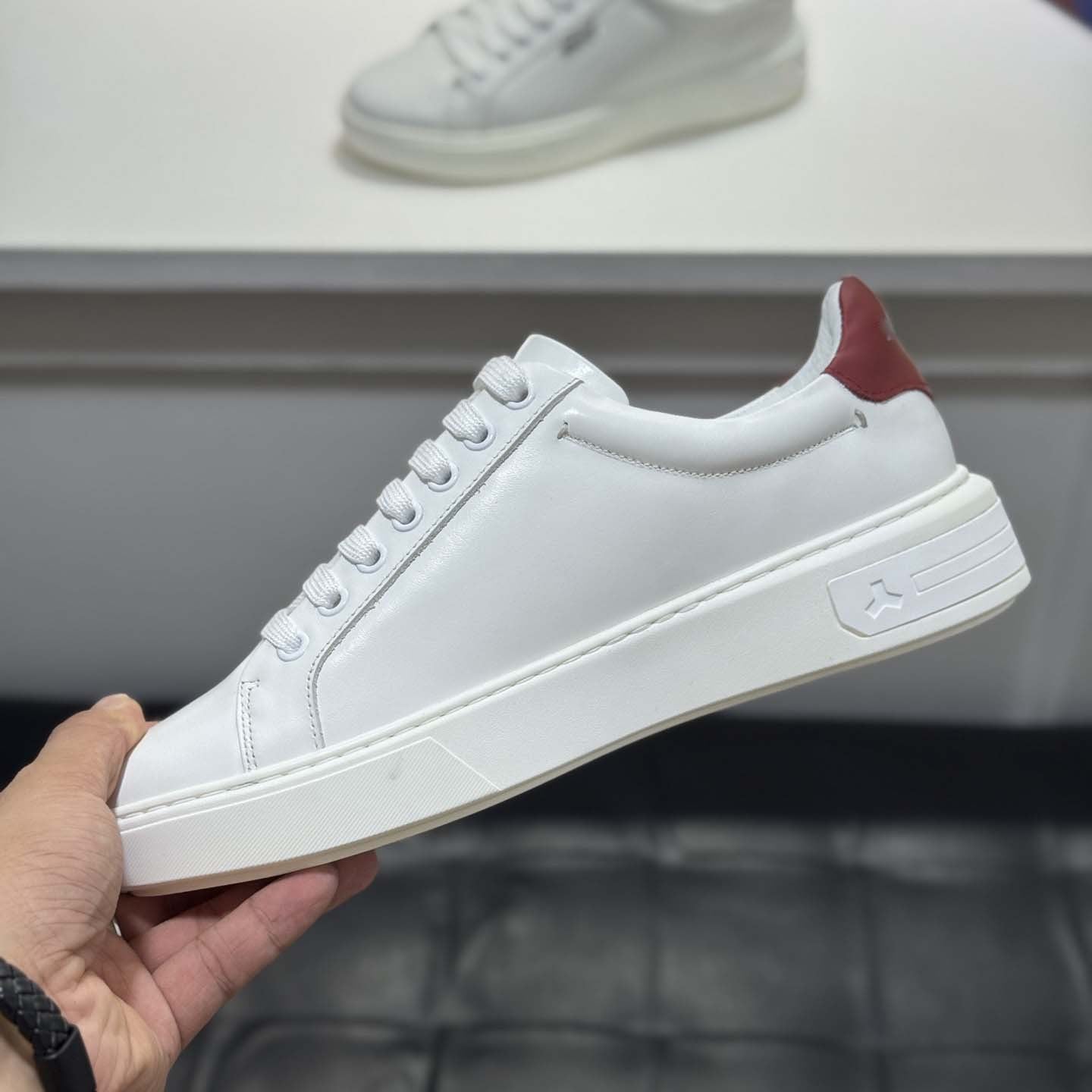 Damen Klassische Sneakers mit eleganten Akzenten von R&B