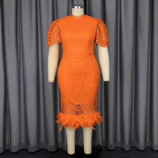Damen Elegantes Kleid mit floralen Spitzenakzenten und Federdetails R&B