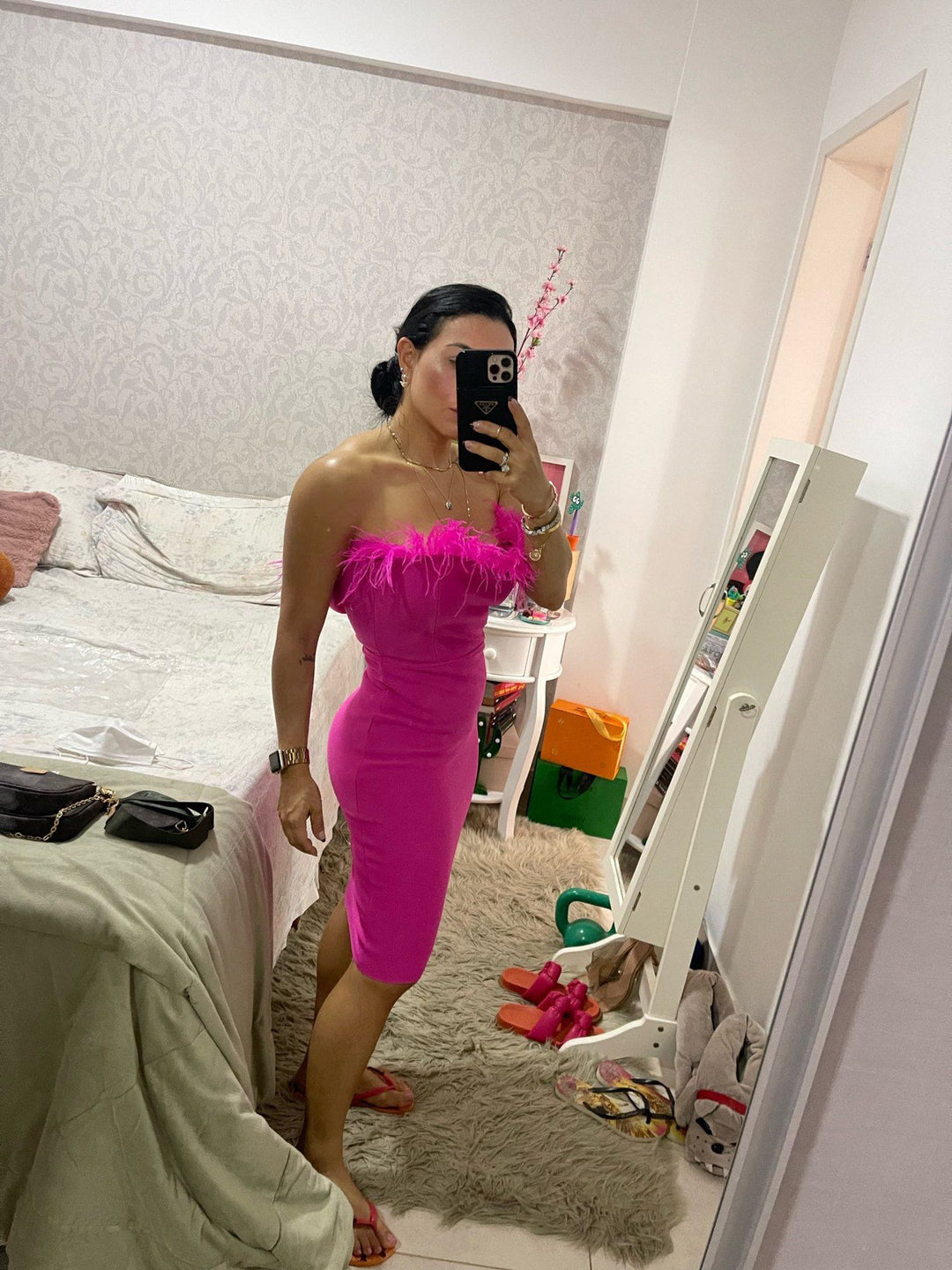 Damen Cocktailkleid mit extravagantem Federn-Ausschnitt und figurbetontem Schnitt R&B