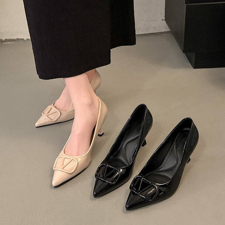 Damen elegante spitze Pumps mit modischem Logo-Detail R&B