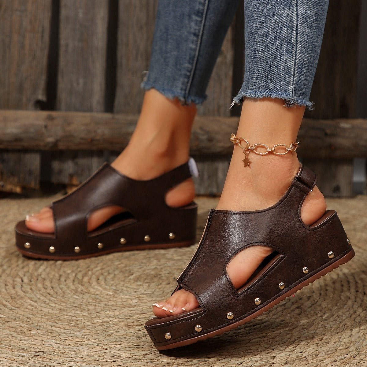 Damen Wedge Sandalen mit modischem Cut-out und elegantem Nietenrand R&B
