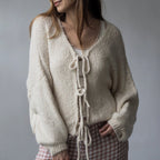 Damen Kuscheliger Strickcardigan mit großzügigem Schnitt und dekorativen Kordeln R&B