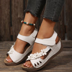 Damen Plateau-Sandalen mit floralen Akzenten und buntem Design R&B