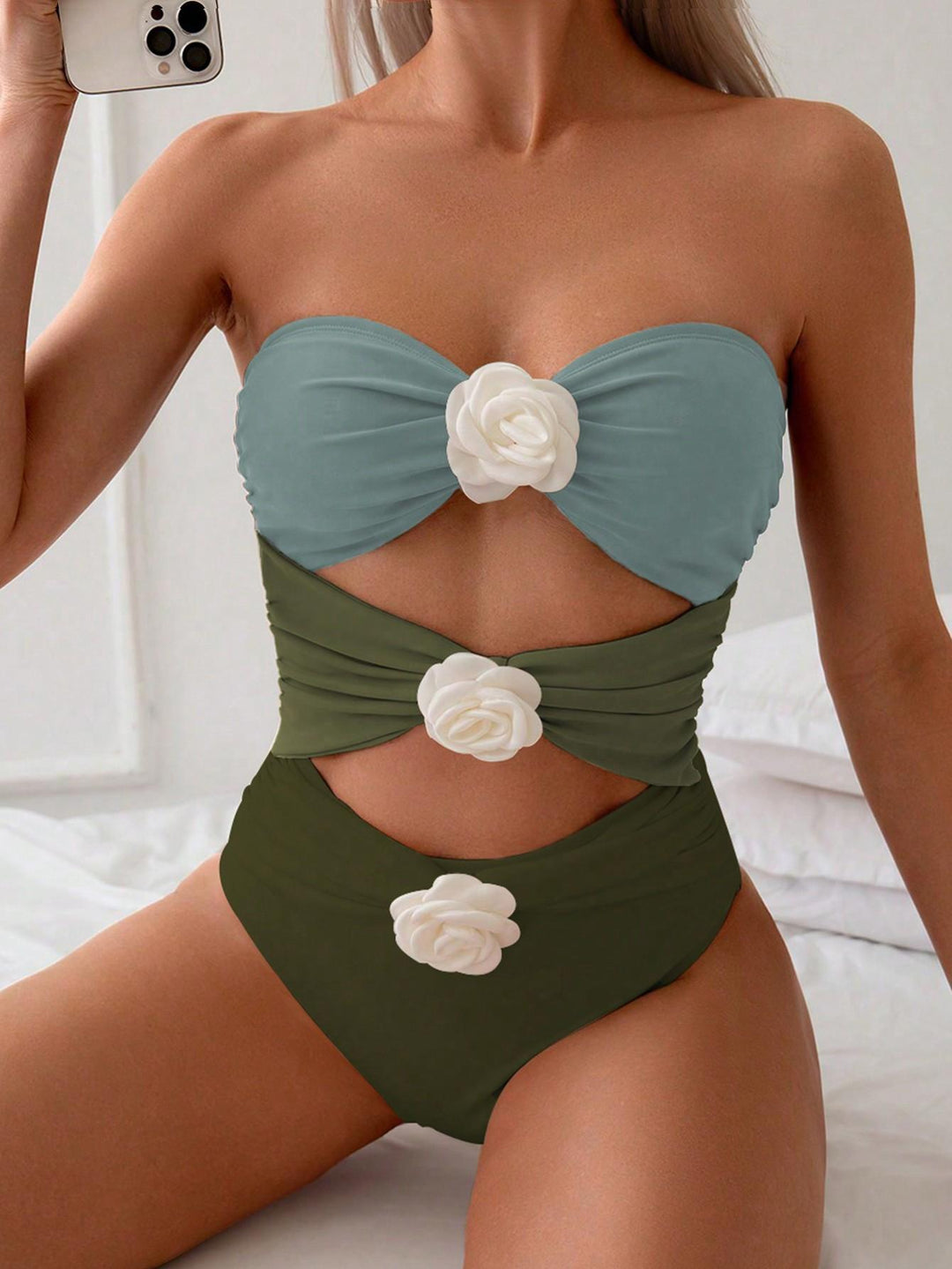 Damen Bandeau-Badeanzug mit eleganten Rüschen und floralen Akzenten R&B
