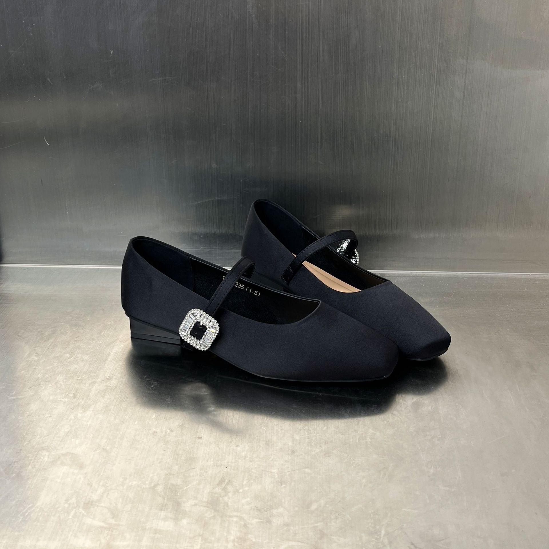 Damen Elegante Ballerinas mit modischem Riemen und funkelndem Schmuckdetail R&B