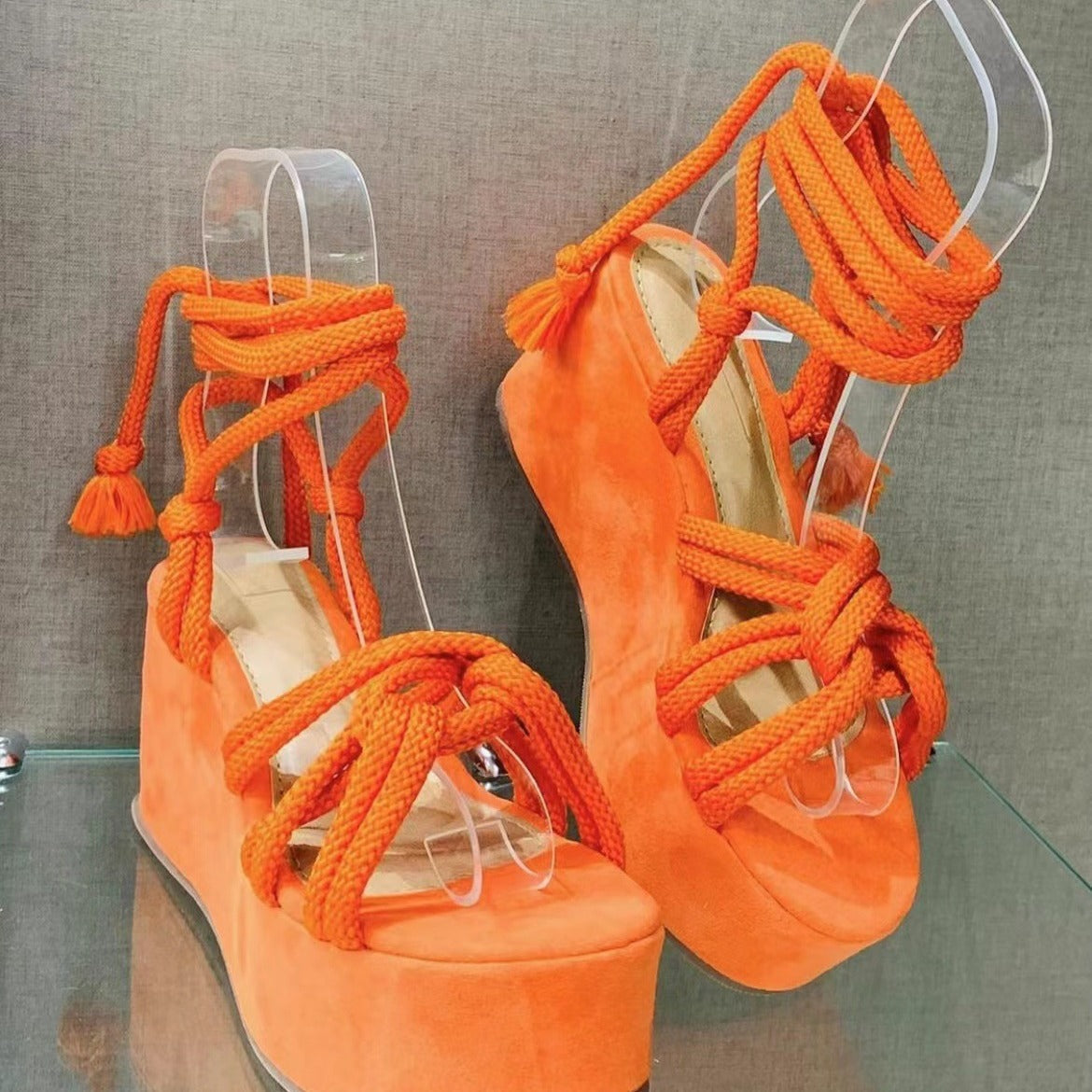Damen Wedge-Sandalen mit verstellbarem Schnürdesign und eleganten Quasten R&B
