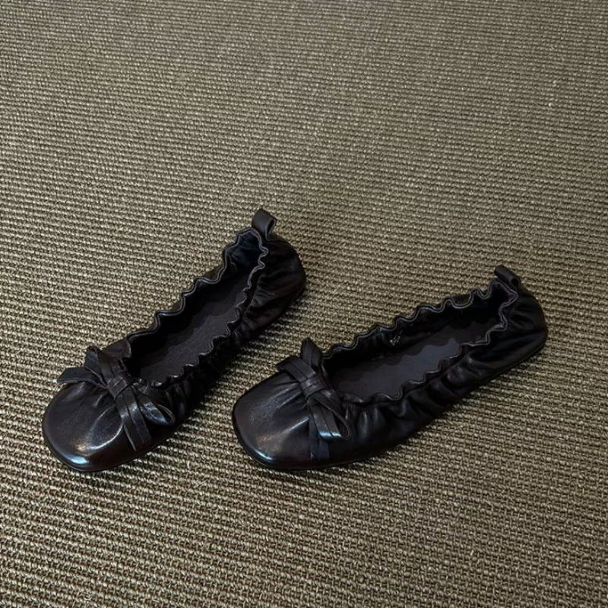 Damen Ballerina-Schuhe mit glänzender Oberfläche und verspieltem Rüschenrand