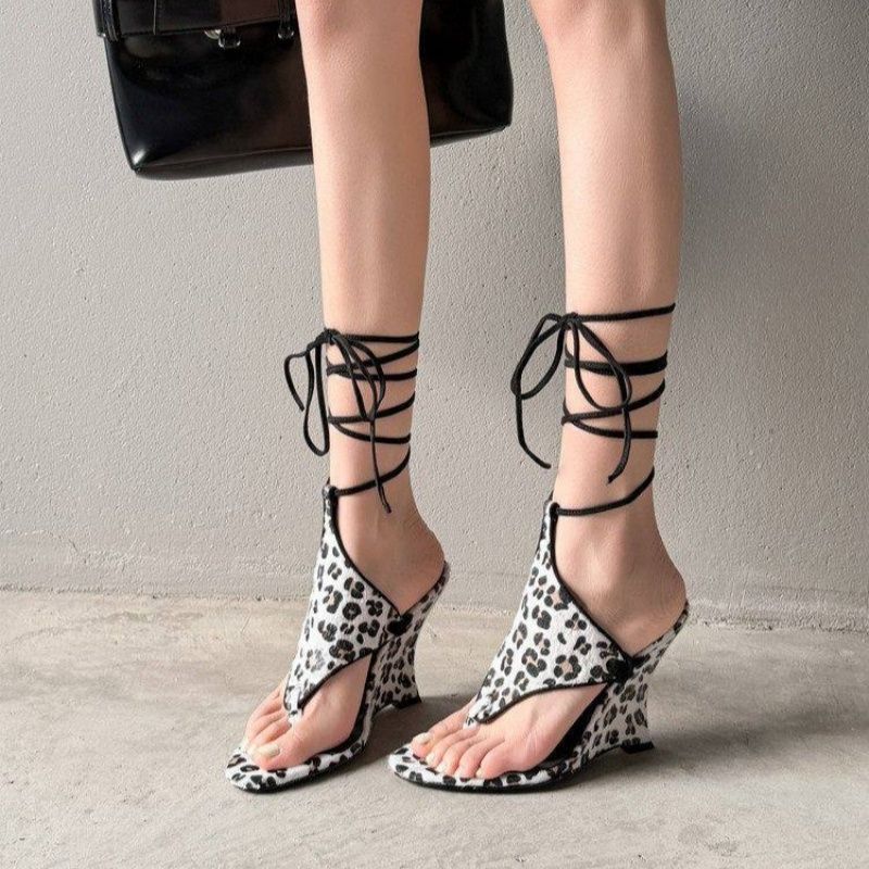 Damen Wedge-Sandalen mit animalischem Print und raffinierten Riemen R&B