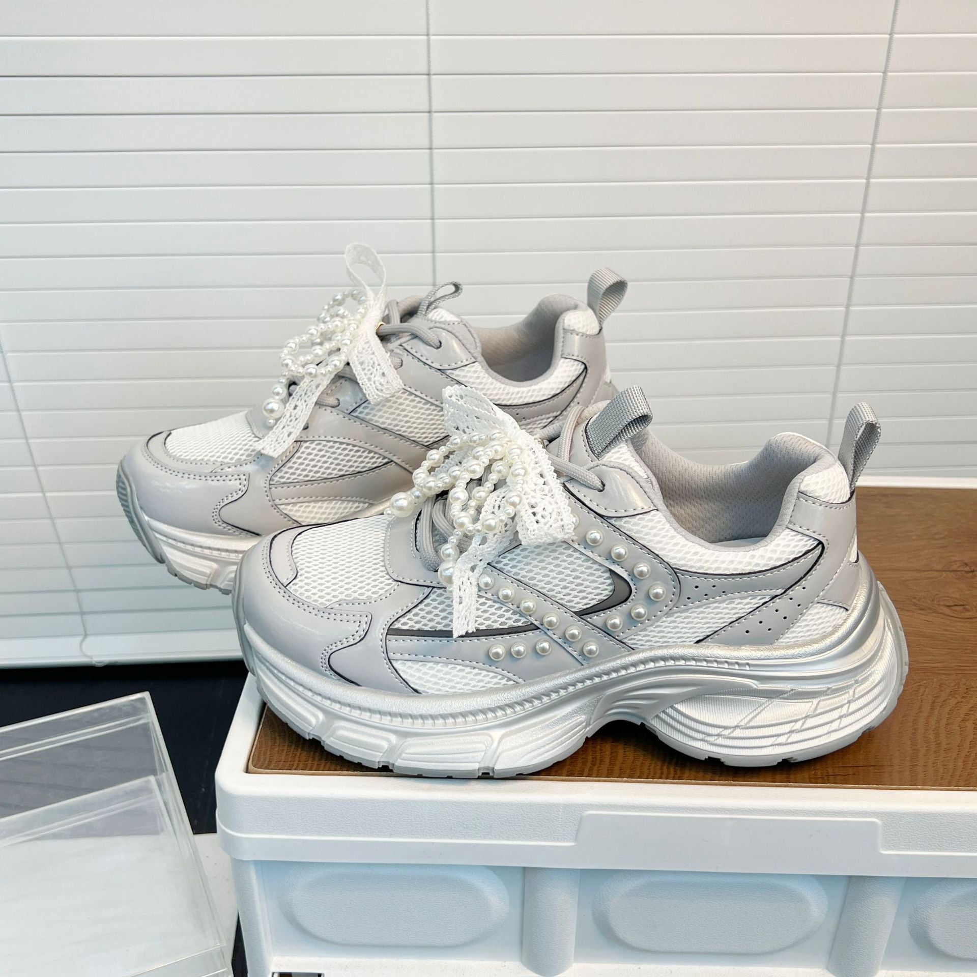 Damen Sportliche Chunky Sneaker mit extravagantem Perlenschmuck R&B