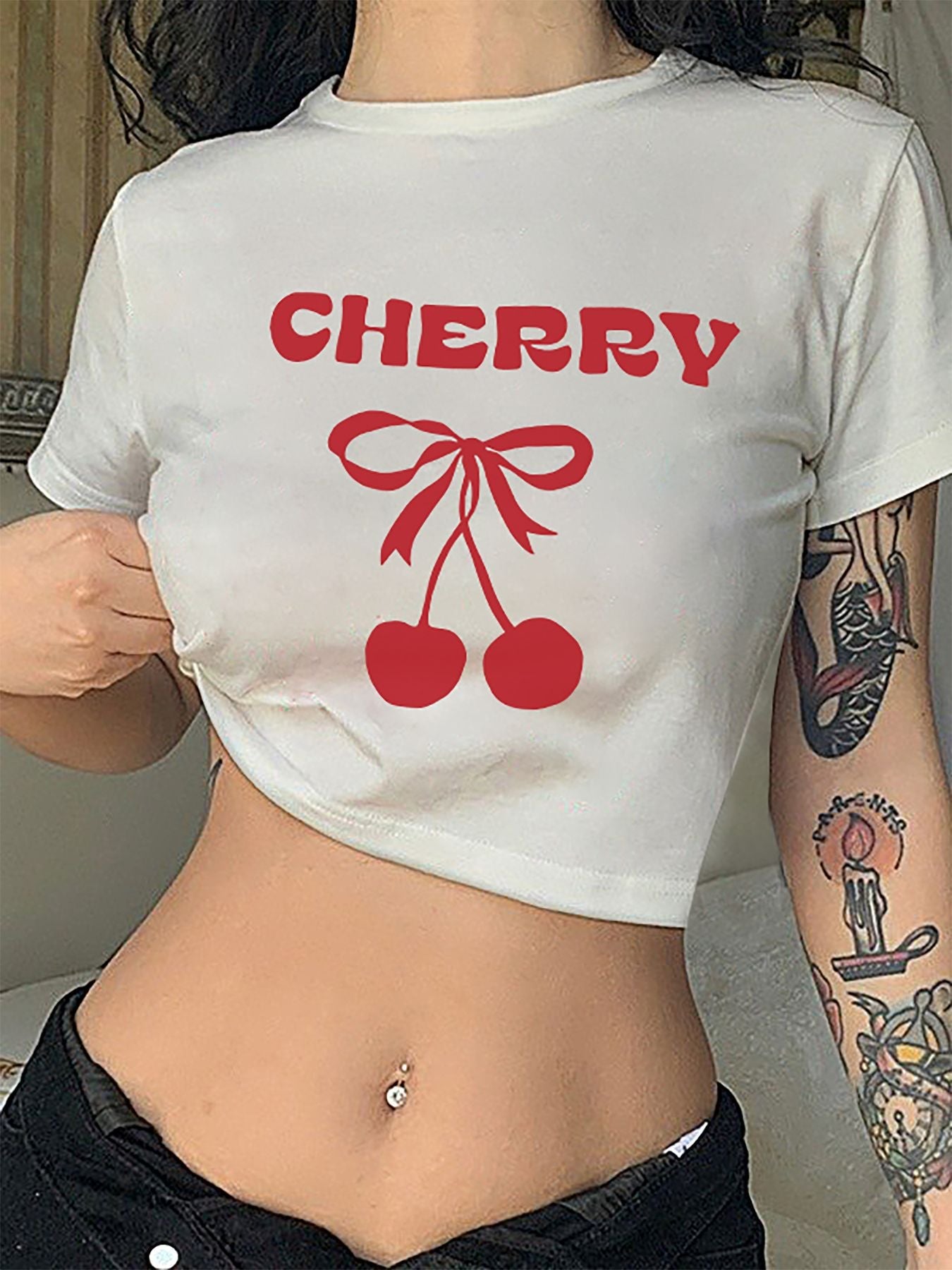 Damen Crop-T-Shirt mit verspieltem Kirschmotiv und elegantem Schleifenprint R&B