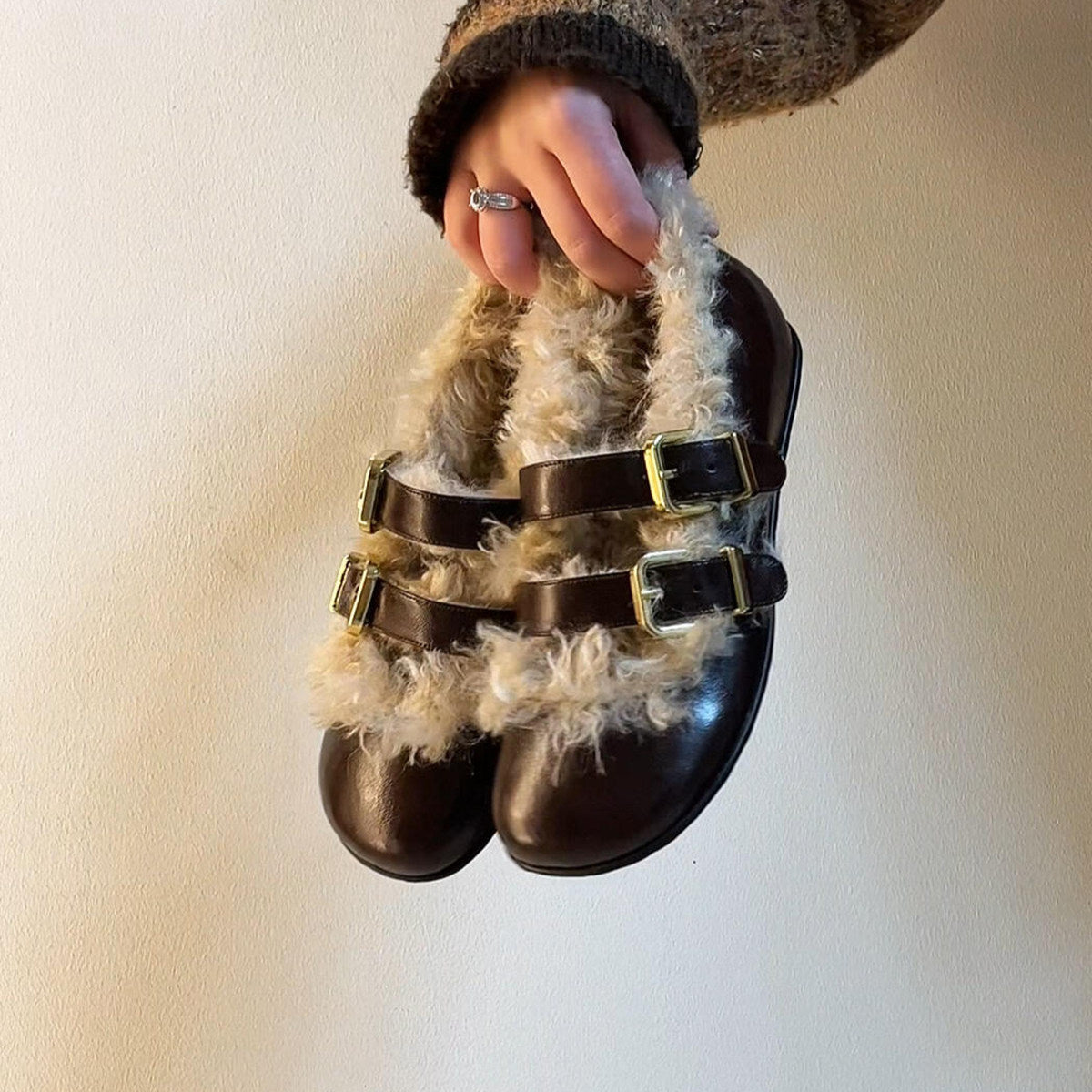 Damen Clogs mit kuscheligem Kunstfellkragen und modischen Schnallen R&B