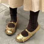 Damen elegante Ballerinas mit schimmerndem Riemchen und dekorativen Pünktchen R&B