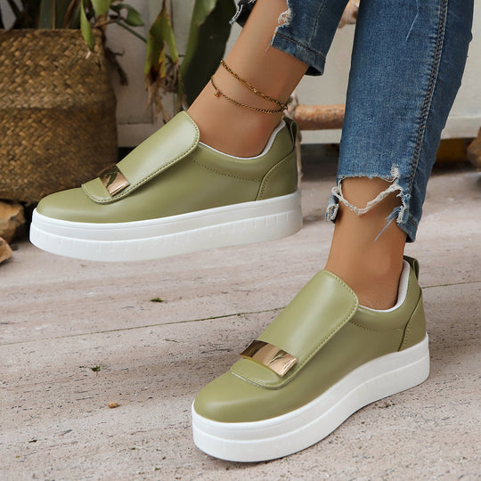 Damen Slip-On Sneakers mit glänzendem Riemen und komfortabler Sohle R&B