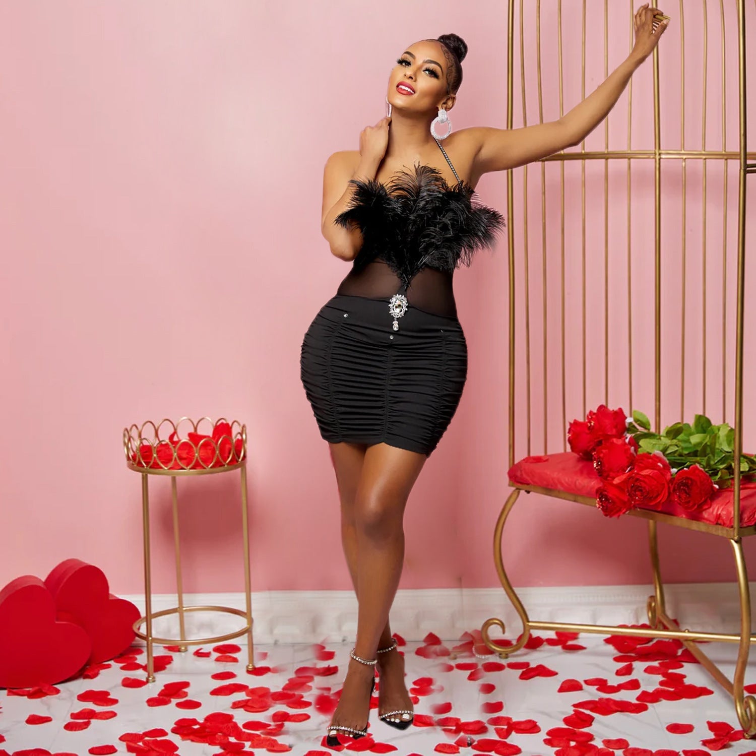 Damen Verführerisches Mini-Kleid mit Federn und Rüschendetails R&B