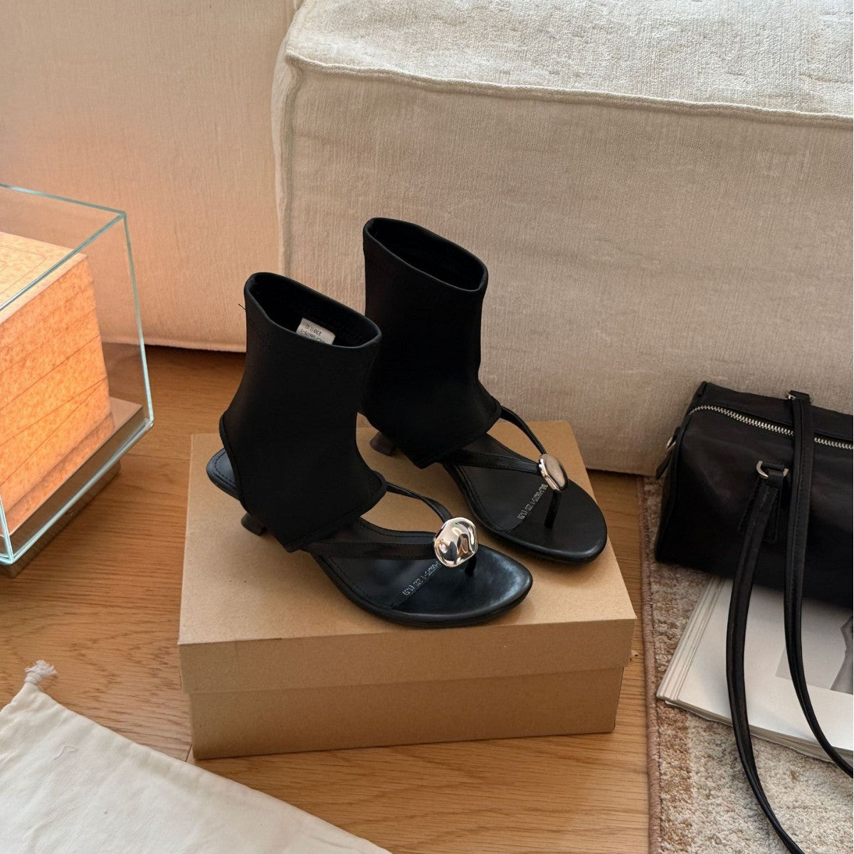 Damen Modische Knöchel-Sandalen mit elastischem Obermaterial und dekorativer Metallschnalle