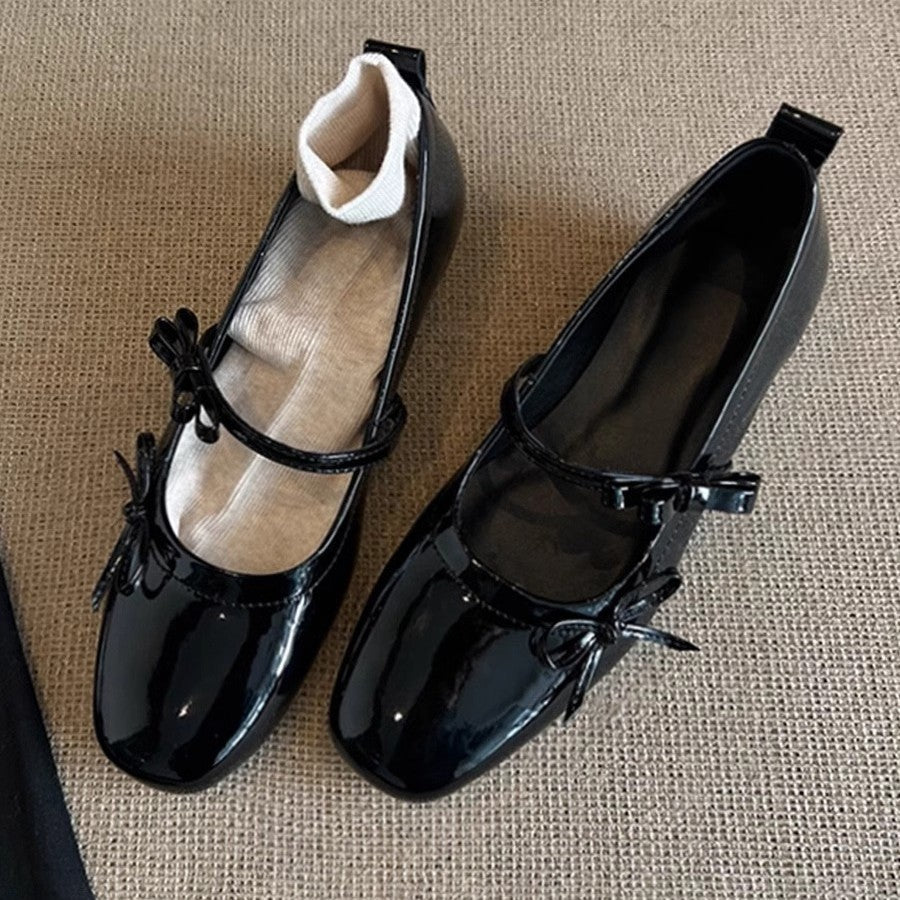 Damen Ballerina-Schuhe mit schimmernder Oberfläche und verspieltem Riemen